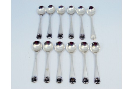  Conjunto de doze colheres de café em prata lisa com conchas nos cabos.